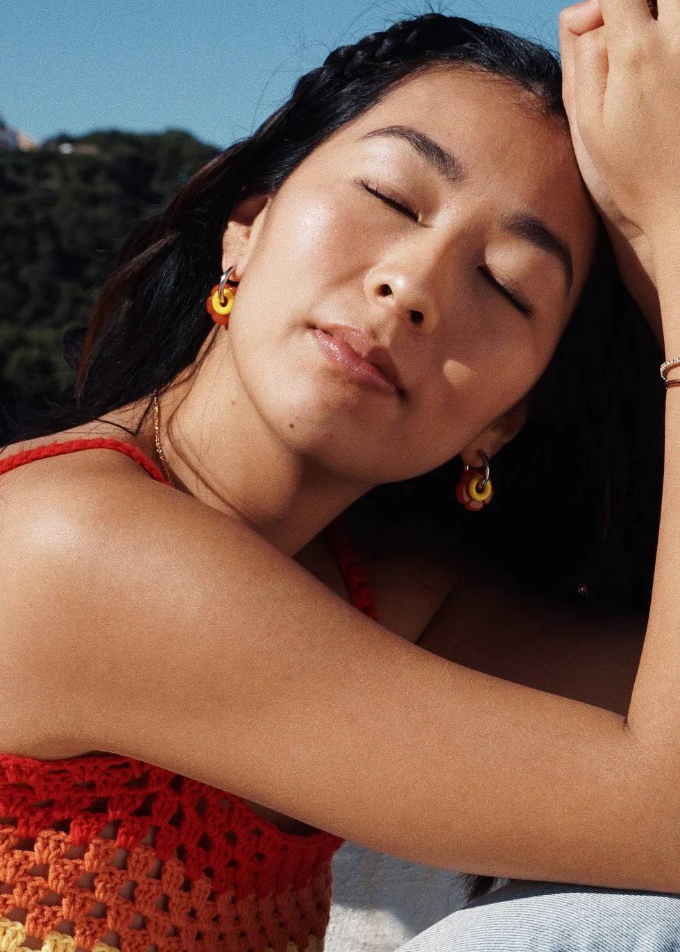 CarlieV Oorbellen Mini Donut Banana Bedel (per stuk)